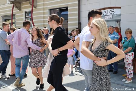 Kamnik danes v znamenju maturantske četvorke, v kateri je zaplesalo preko 200 maturantk in maturantov (71)